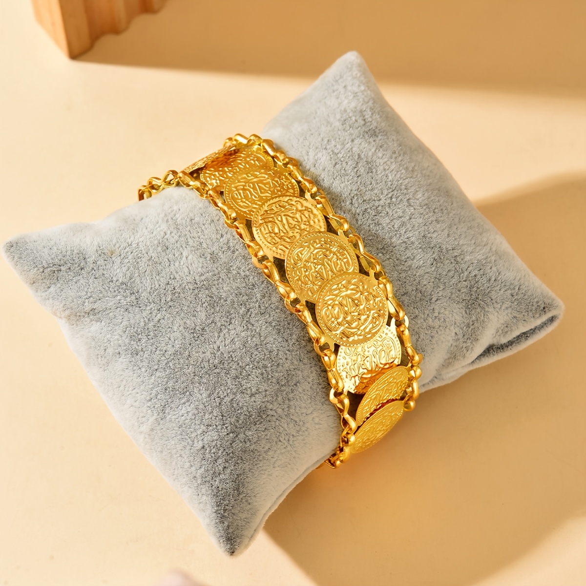 Heart-Shaped Tassel Ethnic Bracelet with Golden Detailing